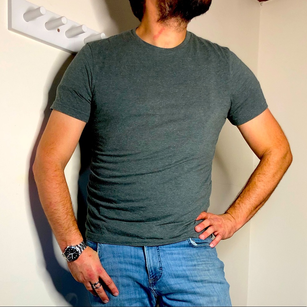 H&M Crewneck Tee. Regular Fit. Color: Grey Size: M